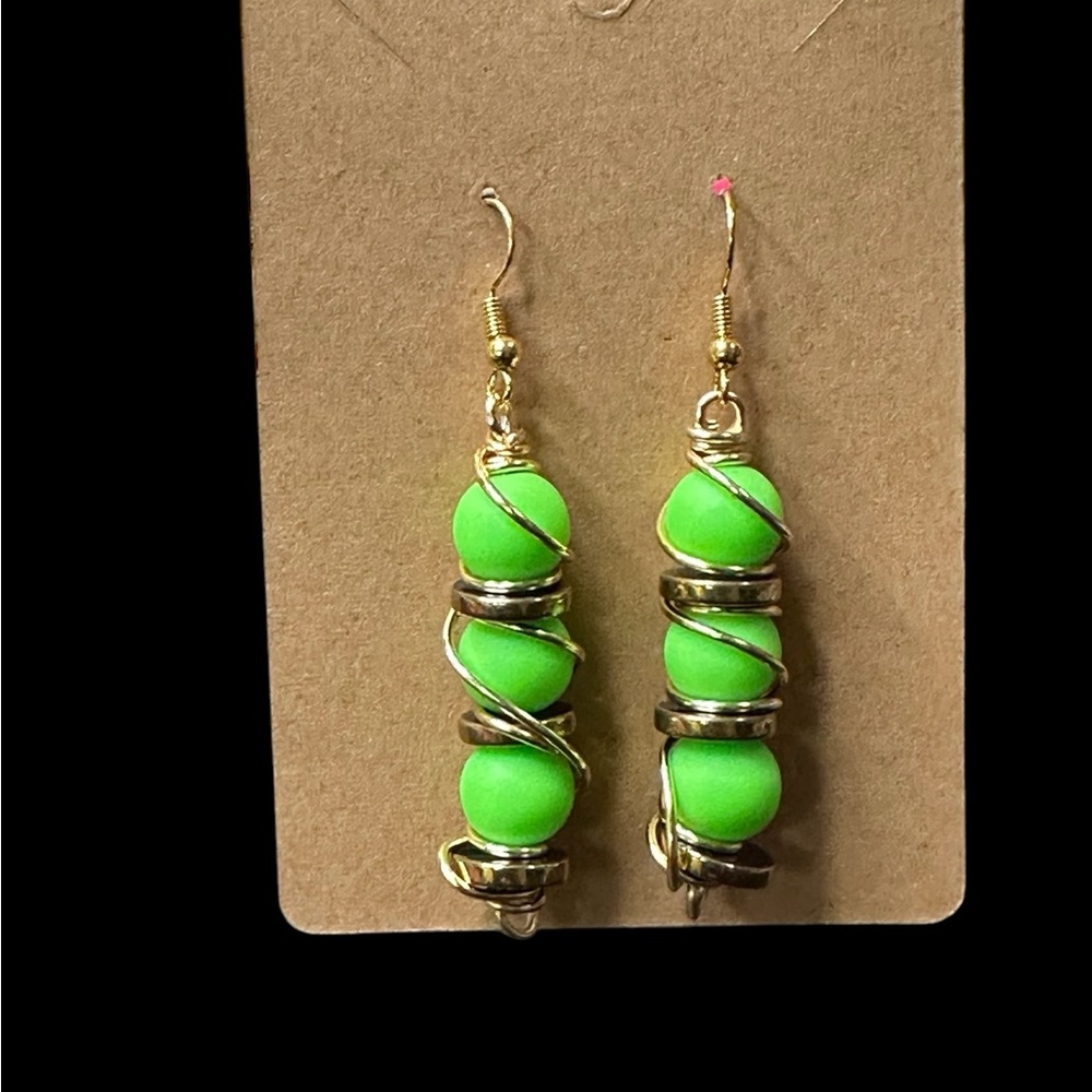 Neon Green Beaded Bracelet with Gold Tag - Picture 4 of 10